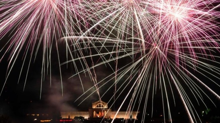 Tech Q & A: Tablet vs. laptop, photographing New Year’s fireworks