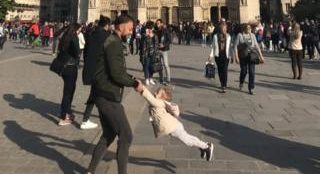 Notre-Dame: Hunt for ‘dad and daughter’ in photo goes viral